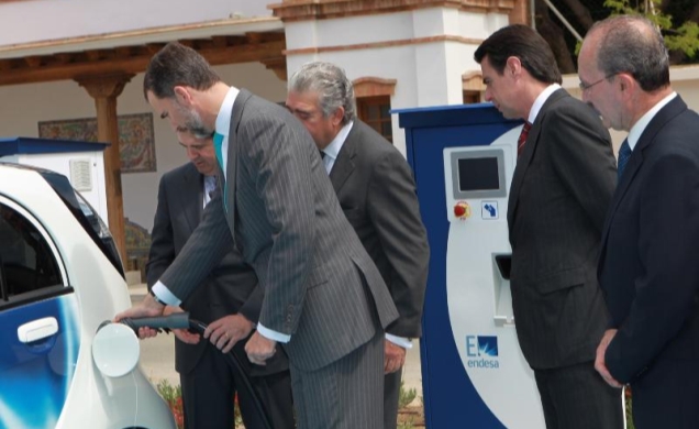 Su Alteza Real el Príncipe de Asturias conecta uno de los vehículos eléctricos a un punto V2G, en presencia del ministro de Industria, Energía y Turis